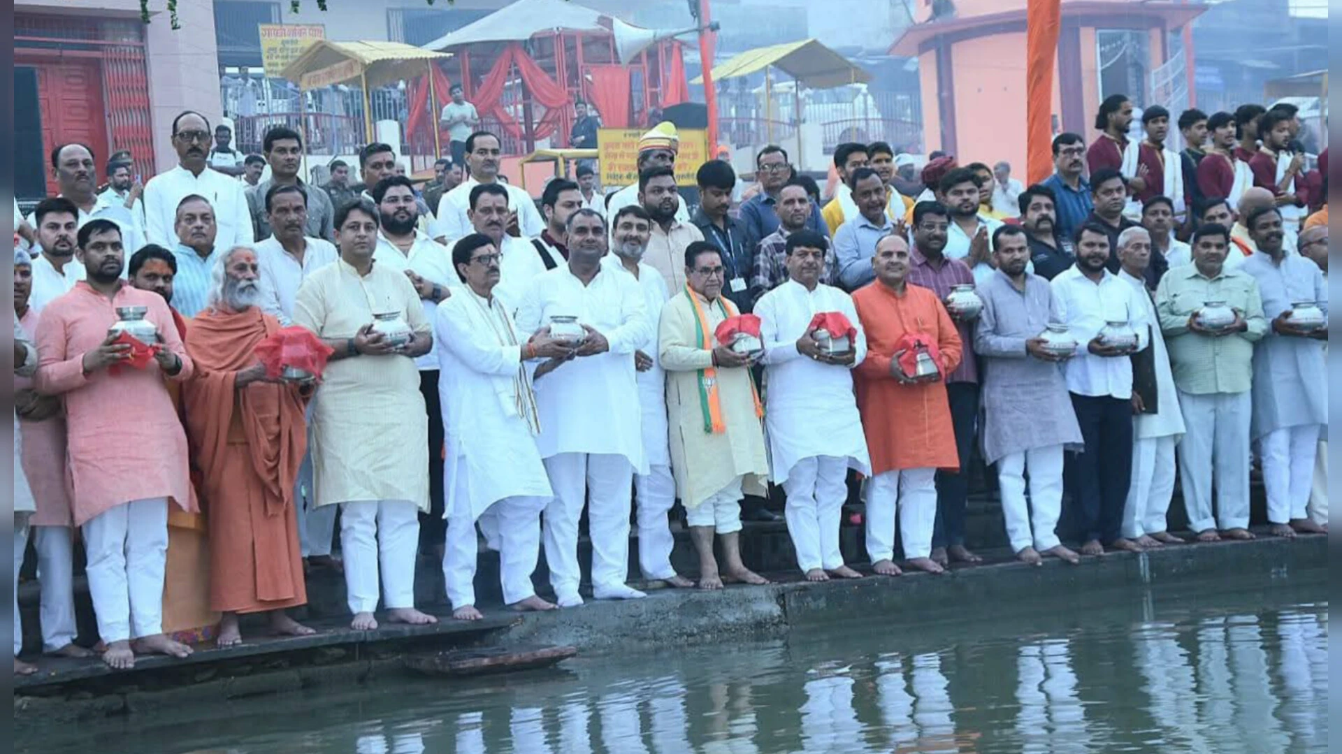 गंगा घाट पर विशेष पूजा-अर्चना के साथ आरंभ हुआ स्नान मेला
