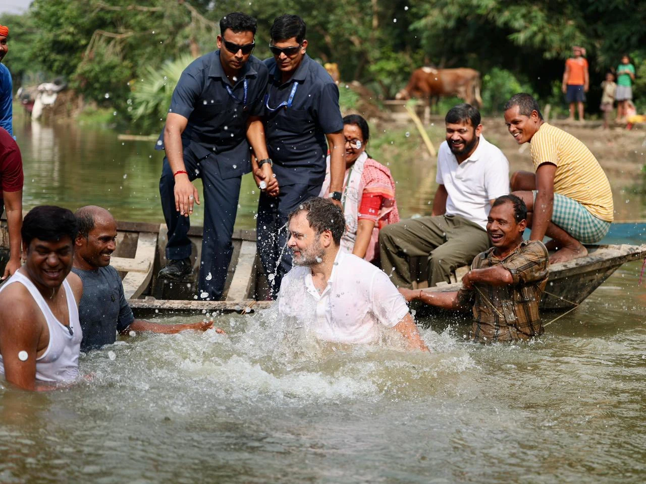 बिहार: राहुल गांधी ने तालाब में लगाई छलांग, मछुआरों के साथ देसी अंदाज में पकड़ी मछली