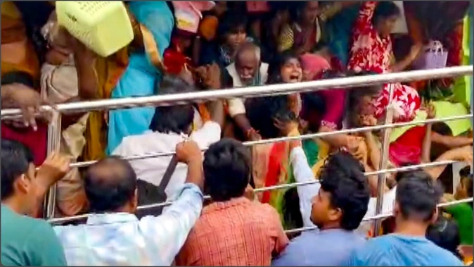 श्रीकाकुलम मंदिर हादसा: भीड़ ने ली नौ श्रद्धालुओं की जान, पुजारी बोले– "मैं जिम्मेदार नहीं"