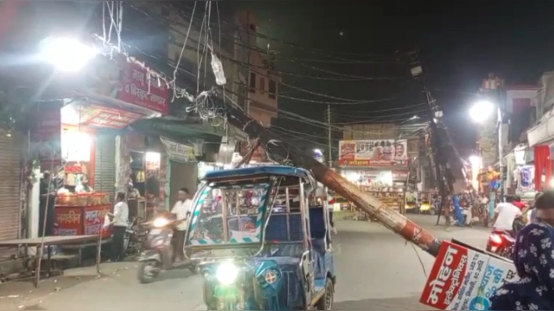 भगत सिंह रोड पर गिरा नीम का पेड़, बिजली पोल और लाइन क्षतिग्रस्त