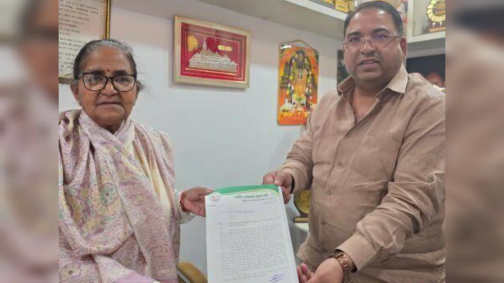 पुरकाजी में इंटर कॉलेज की मांग को लेकर चेयरमैन ने की शिक्षा मंत्री से मुलाकात