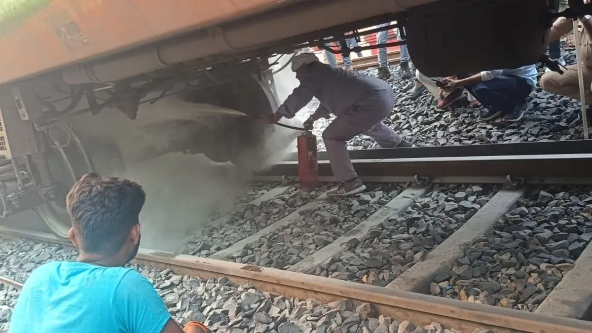 दरभंगा जाने वाली क्लोन स्पेशल ट्रेन में आग की घटना, रेलकर्मियों की सतर्कता से टली बड़ी दुर्घटना