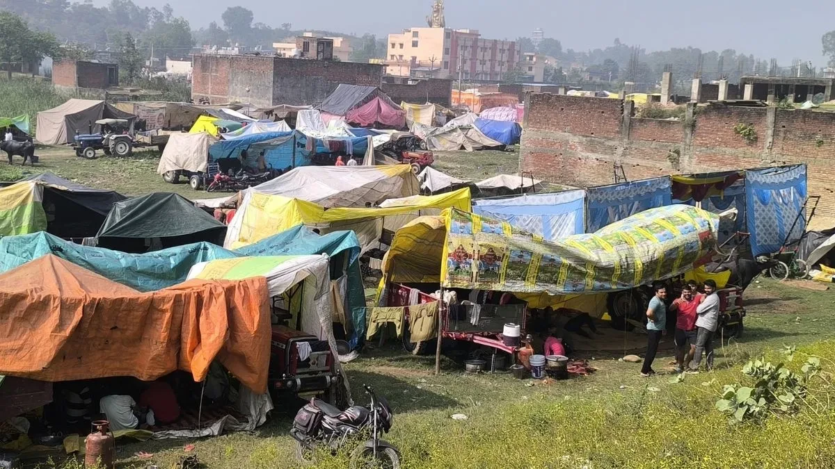 गंगा स्नान और भक्ति में लीन श्रद्धालु, तंबुओं में तब्दील हुई शुकदेव नगरी