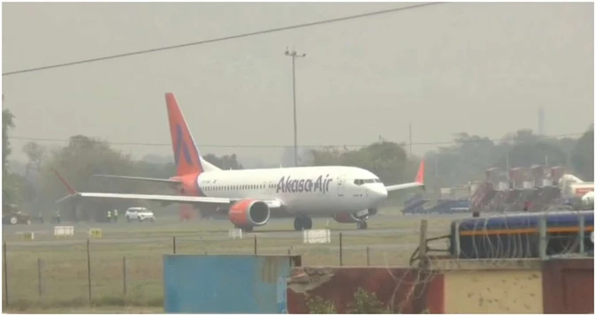 मुंबई फ्लाइट में अफरातफरी, यात्री ने की उड़ान से पहले इमरजेंसी डोर खोलने की कोशिश