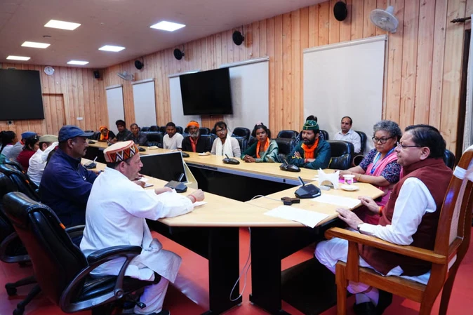 चौखुटिया से देहरादून तक स्वास्थ्य पदयात्रा, प्रतिनिधिमंडल ने सीएम धामी से की मुलाकात
