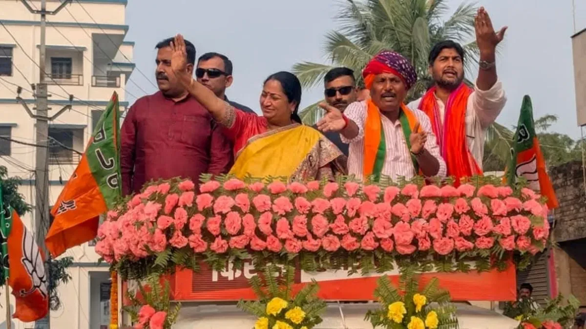 गोपालगंज में रेखा गुप्ता का रोड शो, एनडीए प्रत्याशी के समर्थन में दिखाई ताकत