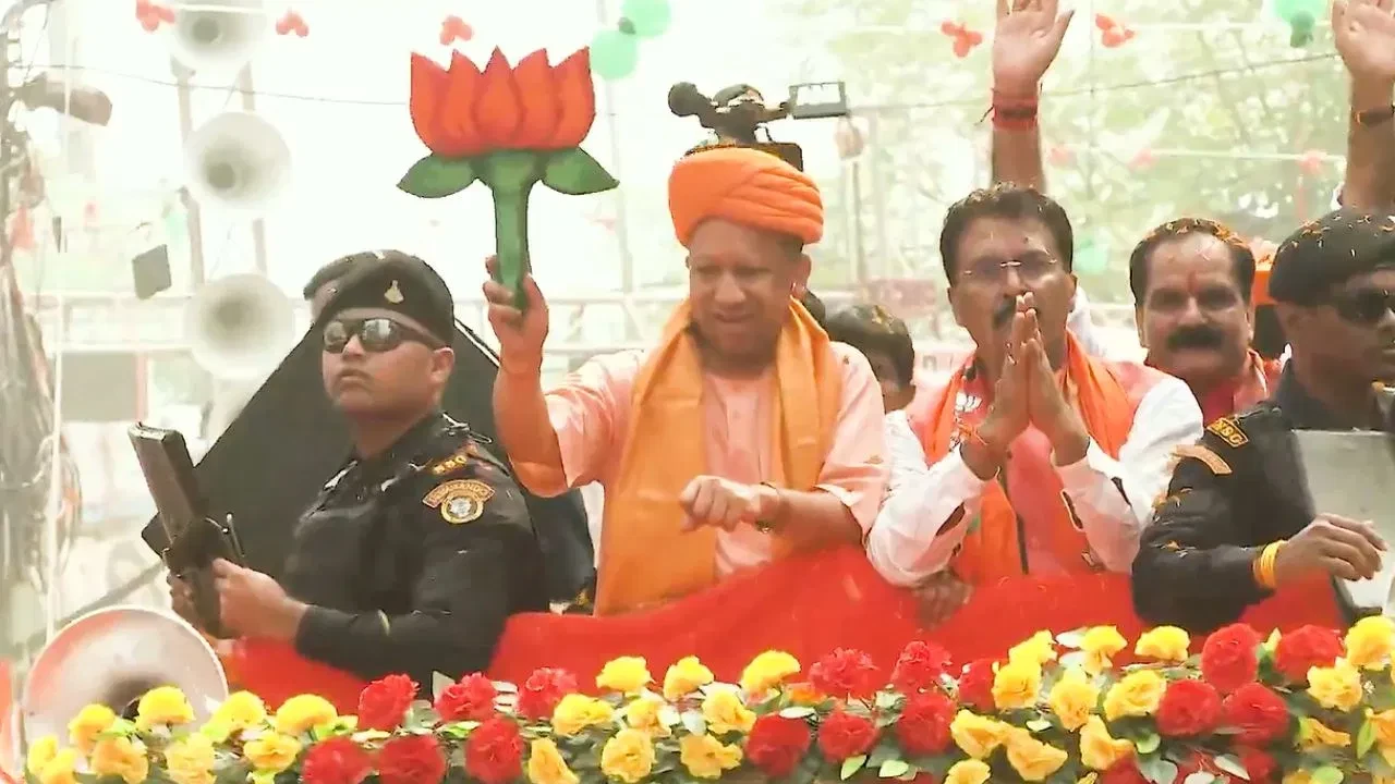 दरभंगा में सीएम योगी का भव्य रोड शो, जयकारों से गूंजा मिथिला धाम