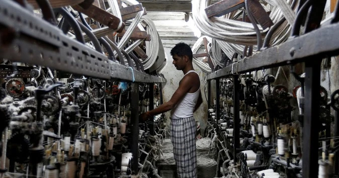 यूपी में बदले औद्योगिक नियम: अब रोज़ 12 घंटे काम पर सप्ताह में तीन दिन की छुट्टी