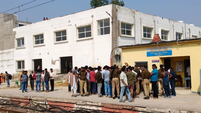 गंगा स्नान को जा रहे थे श्रद्धालु, मिर्जापुर में ट्रेन ने रौंदा- छह की मौके पर मौत