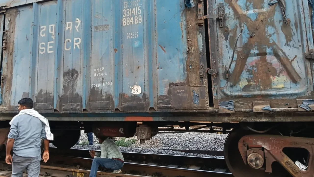 प्रयागराज में छिवकी स्टेशन के पास मालगाड़ी की बोगी पटरी से उतरी
