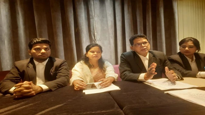 शोध छात्रा पर फंसाने का आरोप, प्रोफेसर की पत्नी आई मीडिया के सामने