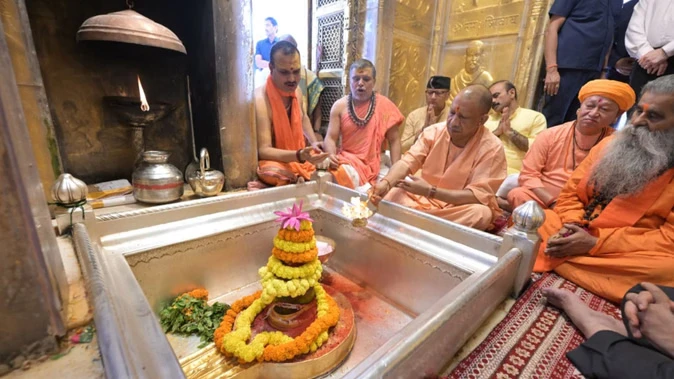 काशी में सीएम योगी का दर्शन-पूजन, पीएम मोदी के आगमन की तैयारियों का लिया जायजा