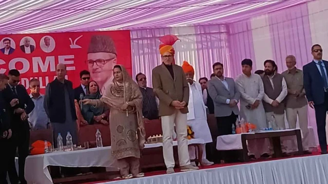 जम्मू-कश्मीर: उमर अब्दुल्ला की जनसभा में तकनीकी दिक्कत, बिना माइक के खत्म किया भाषण