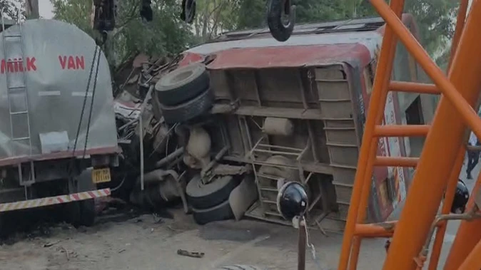 दूध के टैंकर की टक्कर से रोडवेज बस पलटी, चार की मौत, 21 घायल