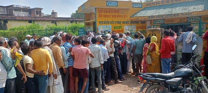 किसानों की लंबी कतारों के बीच यूपी में खाद वितरण की निगरानी तेज