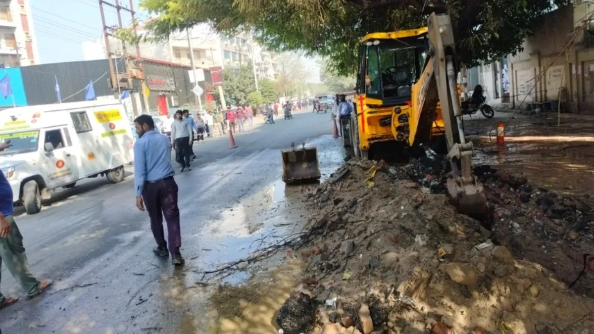 नोएडा सेक्टर 58 में गैस पाइपलाइन लीकेज से लगी आग, मची अफरा-तफरी