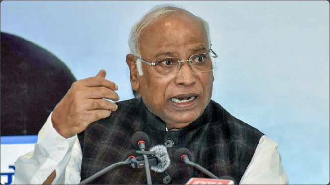 कांग्रेस ने वंदे मातरम पर जताया गर्व, संघ और भाजपा पर साधा निशाना