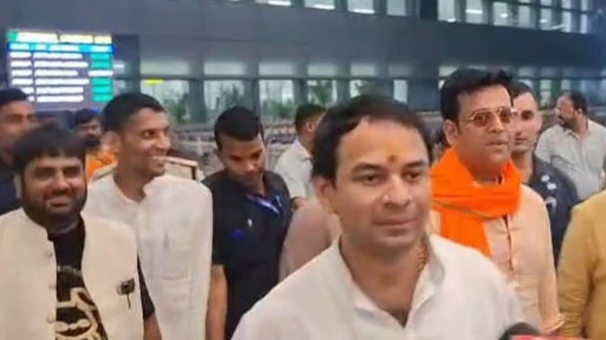 पटना एयरपोर्ट पर तेज प्रताप और रवि किशन की मुलाकात, सियासी गलियारों में बढ़ीं अटकलें