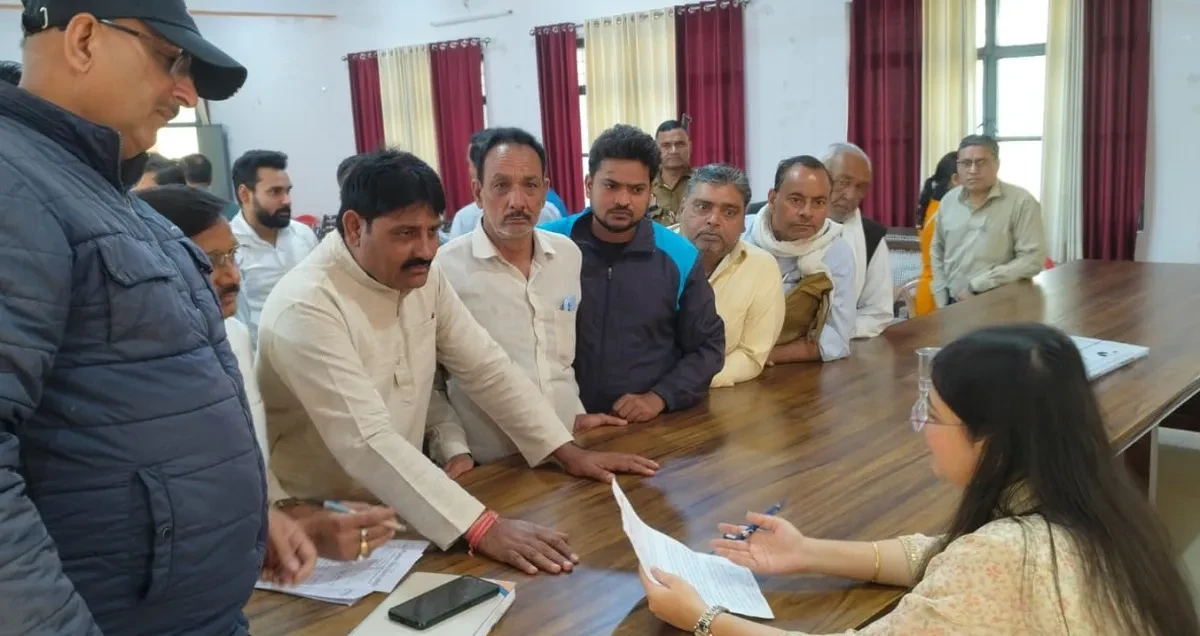 मुजफ्फरनगर: अधूरी सुविधाओं से नाराज कॉलोनी निवासियों ने एसडीएम को सौंपा ज्ञापन