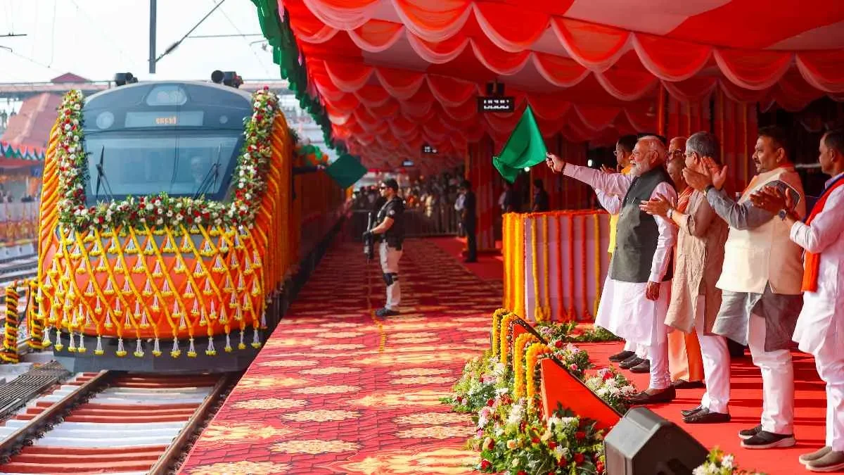 पीएम मोदी ने काशी से 4 वंदेभारत को हरी झंडी दिखाई, कहा- भारतीयों की ट्रेन, भारत का गर्व
