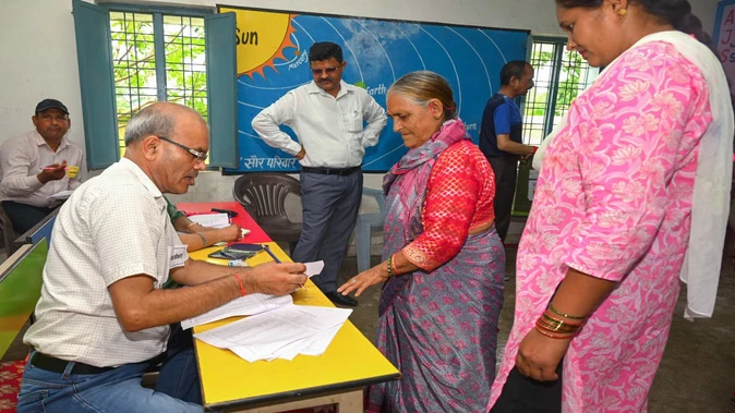 मतदाता पंजीकरण के लिए अब सिर्फ आधार कार्ड नहीं चलेगा, अन्य दस्तावेज अनिवार्य