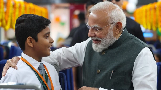 छात्र की कविता सुनकर मुस्कुराए पीएम मोदी, कहा– काशी के बच्चों की प्रतिभा अद्भुत