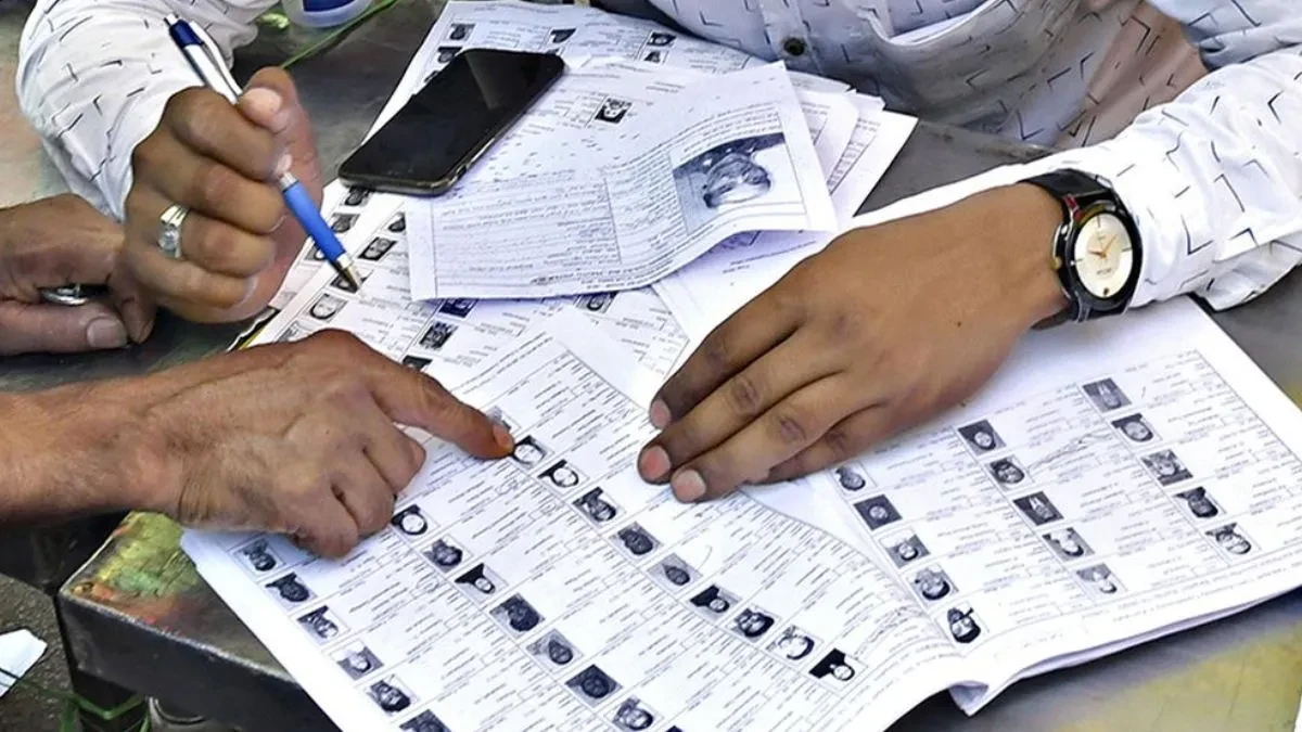 बंगाल में एसआईआर में अनियमितता, आठ बीएलओ को कारण बताओ नोटिस