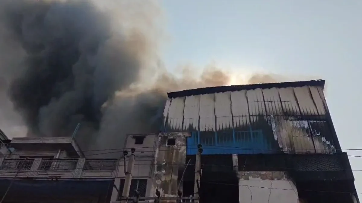 नरेला औद्योगिक क्षेत्र की केबल फैक्ट्री में लगी भीषण आग, दमकल की 10 गाड़ियां जुटीं