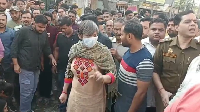 मुज़फ्फरनगर: स्कूटी पर जा रहे ट्रांसपोर्टर पर गिरा बिजली का खंभा, मौत