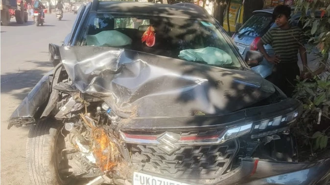 तेज रफ्तार कार पेड़ से टकराई, जेबीआईटी के छात्र की मौत, दो गंभीर घायल