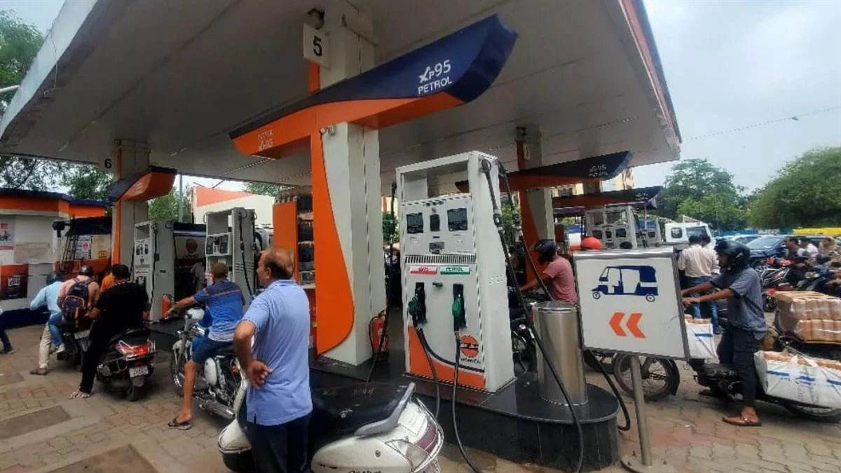 50 रुपये का फ्यूल और पिस्तौल का डर: मोटरसाइकिल सवार युवकों ने पेट्रोल पंप सेल्समैन को धमकाया