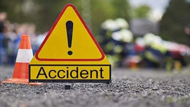 लखनऊ-महमूदाबाद मार्ग पर डंपर से टकराने से दो युवकों की मौत