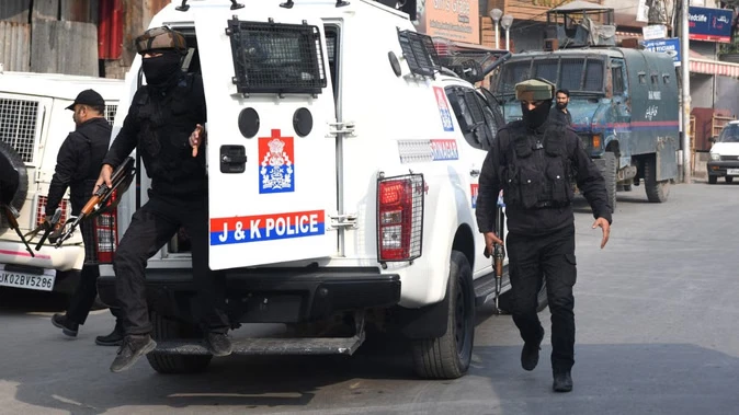 जम्मू पुलिस ने तोड़ा आतंकी नेटवर्क: दो डॉक्टर समेत सात गिरफ्तार, भारी हथियार और विस्फोटक बरामद