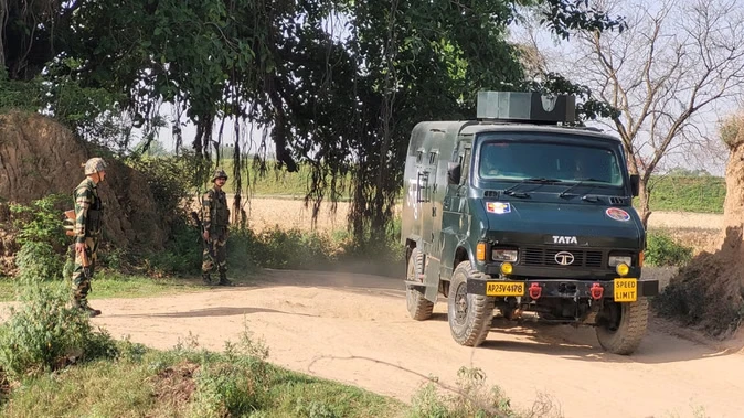जम्मू-कश्मीर: एलओसी के पास दो घटनाओं में एक बीएसएफ पोर्टर की मौत, सेना का जवान घायल