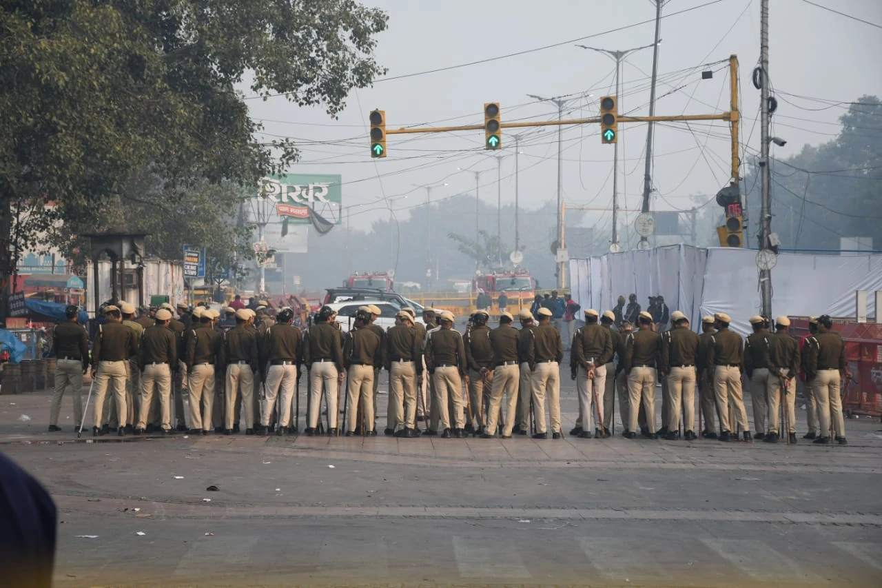 लाल किले के पास धमाके के बाद दिल्ली में हाई अलर्ट, मेट्रो स्टेशन और बाजार बंद