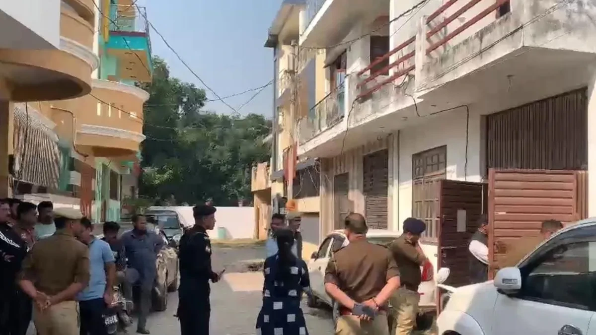 दिल्ली ब्लास्ट कनेक्शन: लखनऊ में ATS और J&K पुलिस की छापेमारी, महिला डॉक्टर से पूछताछ जारी