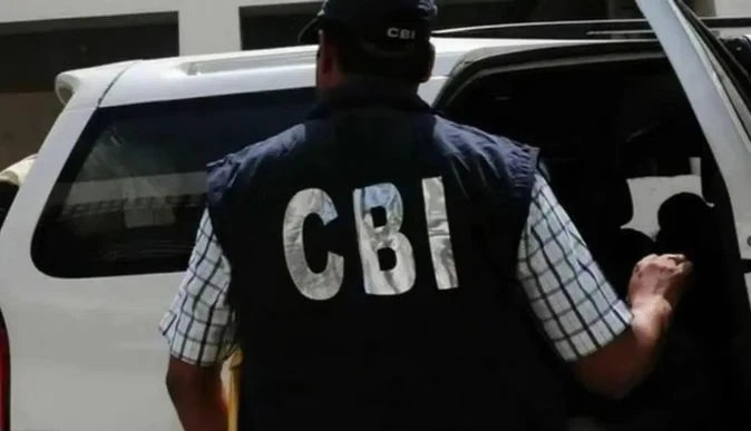रिश्वरखोरी का रैकेट चलाने वाले दो ठगों को सीबीआई ने गिरफ्तार किया