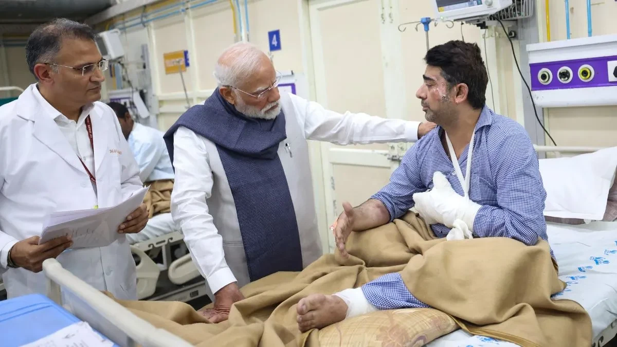 प्रधानमंत्री मोदी ने एलएनजेपी अस्पताल पहुंचकर दिल्ली ब्लास्ट के घायलों से की मुलाकात