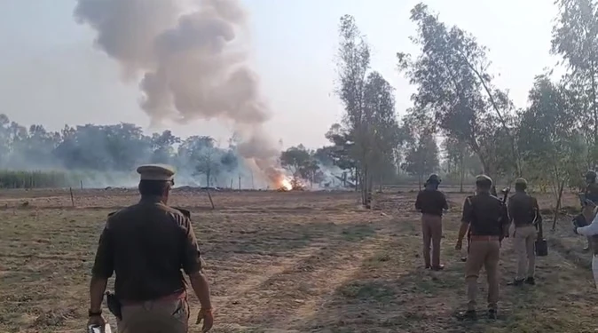 बाराबंकी: टिकैतनगर में पटाखा फैक्टरी विस्फोट, दो लोगों की मौत