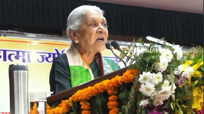 पढ़े-लिखे लोग भी भटक रहे हैं, शिक्षा में हो देशप्रेम का भाव: राज्यपाल आनंदीबेन