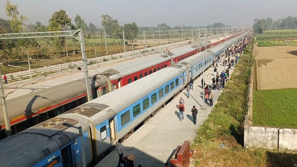 सहारनपुर में दो घंटे तक खड़ी रहीं ट्रेनें, जनशताब्दी का चक्का जाम, इंदौर एक्सप्रेस की पावर फेल