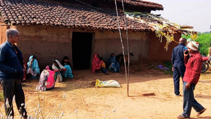सोनभद्र: मां ने दुधमुंहे को चूल्हे की आग में झोंका, फिर लगाई फांसी, मचा कोहराम