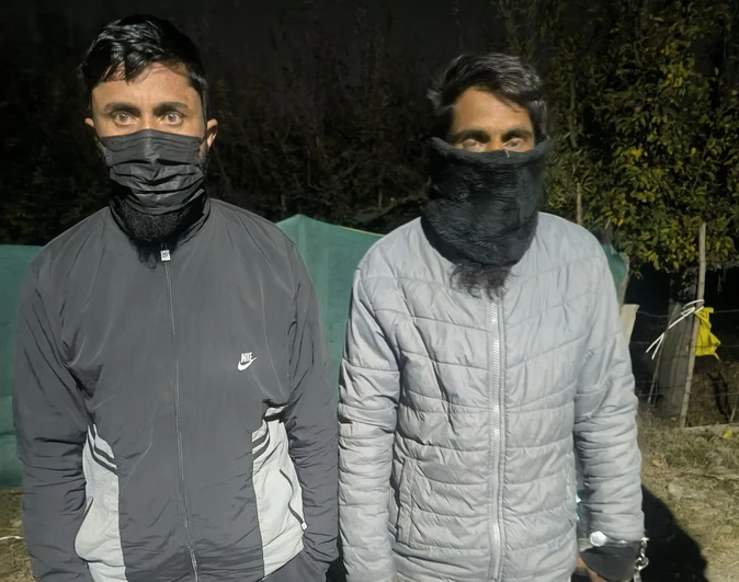 बारामुला पुलिस और सेना ने किया दो आतंकियों को गिरफ्तार, हथियार बरामद