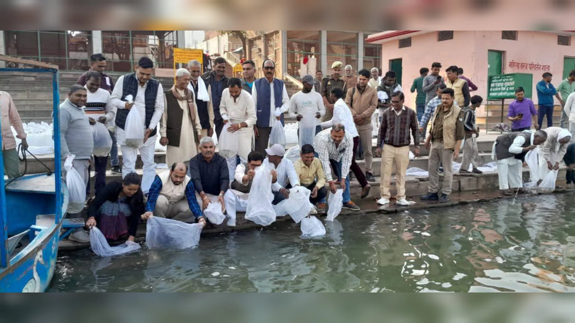 शुकतीर्थ गंगा व सोलानी में छोड़े गए मछलियों के दो लाख बच्चे