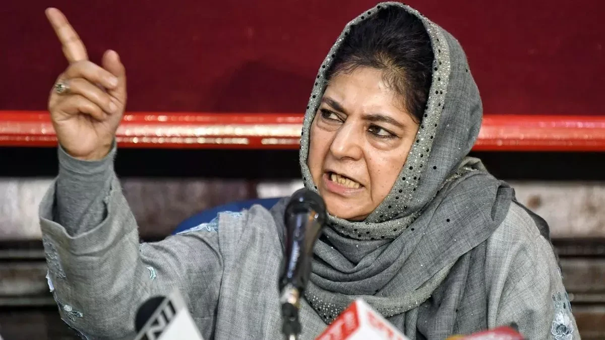 ‘मकान मत गिराओ’: महबूबा मुफ्ती ने की आतंकियों के घर गिराने की कार्रवाई की निंदा