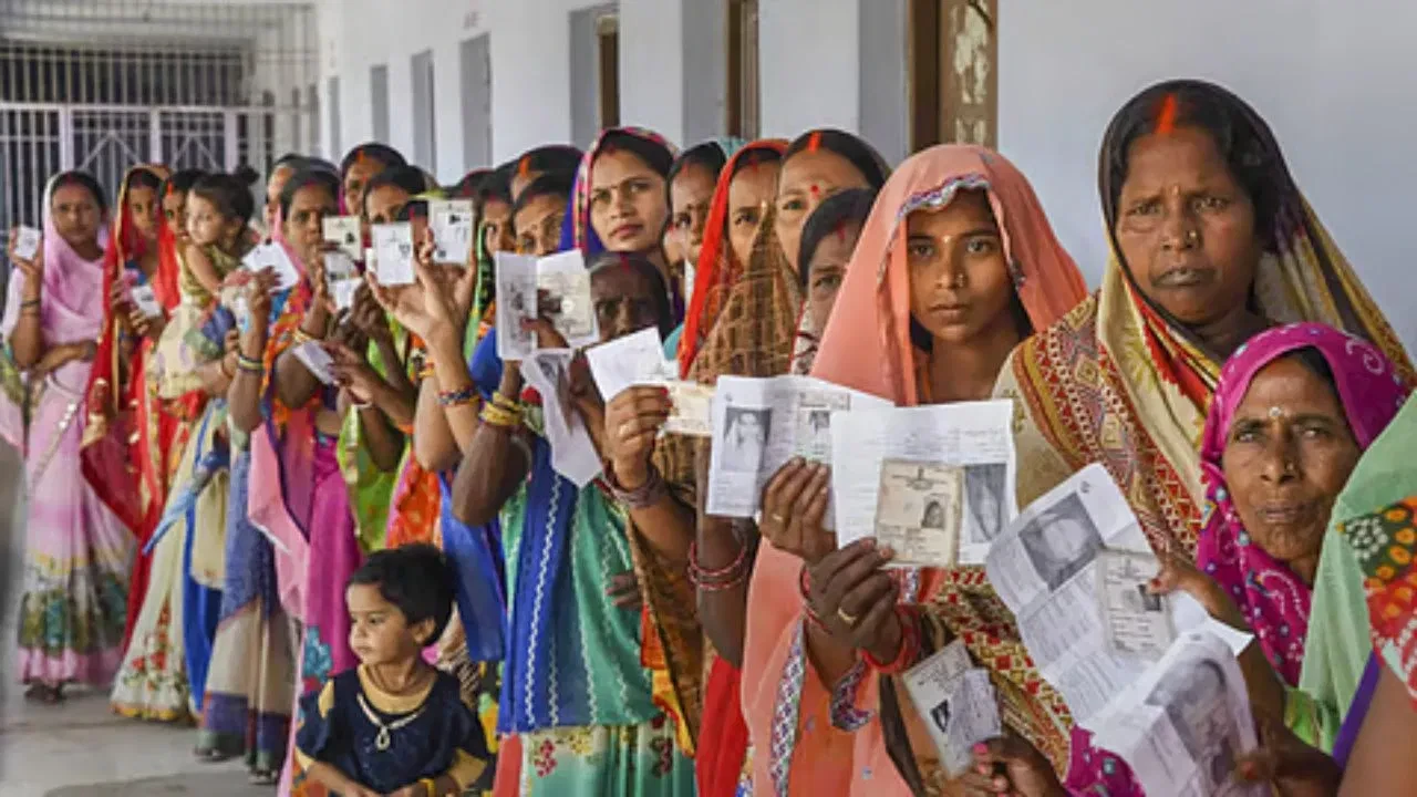 पीके की पार्टी का दावा- महिलाओं को 10,000 देने में वर्ल्ड बैंक फंड का हुआ इस्तेमाल