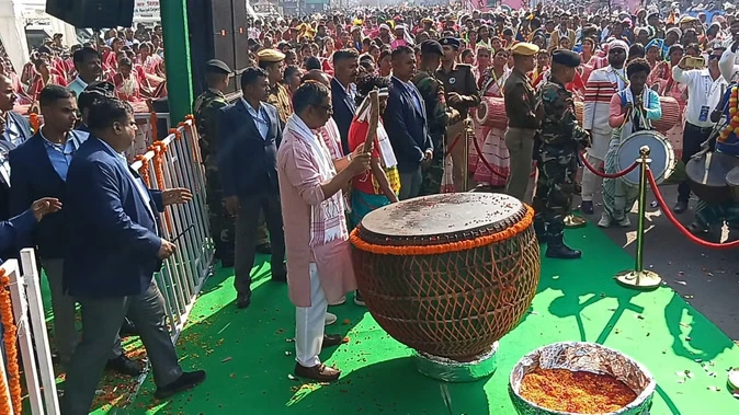 झारखंड स्थापना दिवस: हेमंत सोरेन ने बजाया नगाड़ा, 4 हजार कलाकारों की जबरदस्त प्रस्तुति
