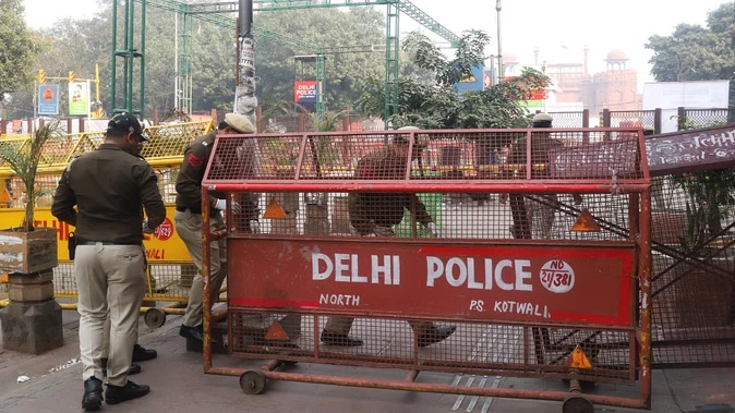 दिल्ली में सुरक्षा बढ़ी, पार्किंग में खड़ी गाड़ियों की नंबर से हो रही पड़ताल