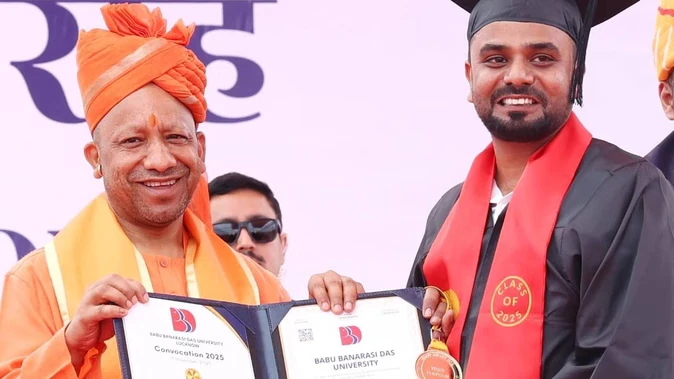 समाधान की ओर बढ़ें, समस्याओं में उलझकर कुछ नहीं मिलेगा: दीक्षांत समारोह में बोले योगी