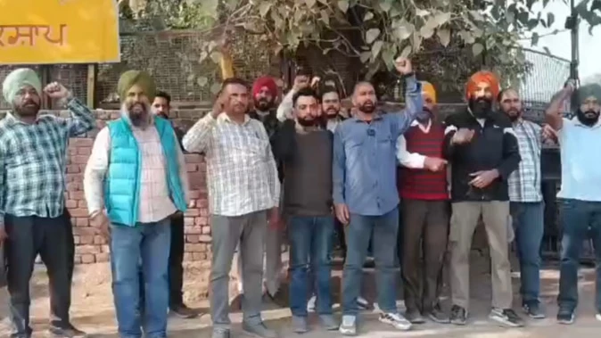 पंजाब: किलोमीटर स्कीम के विरोध में पनबस–पीआरटीसी कर्मचारियों का चक्का जाम, यात्री परेशान